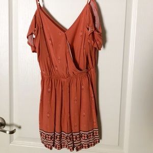 Peach Patterned Romper (size: small)